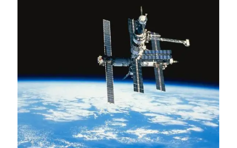 时钟基准系统及铯钟